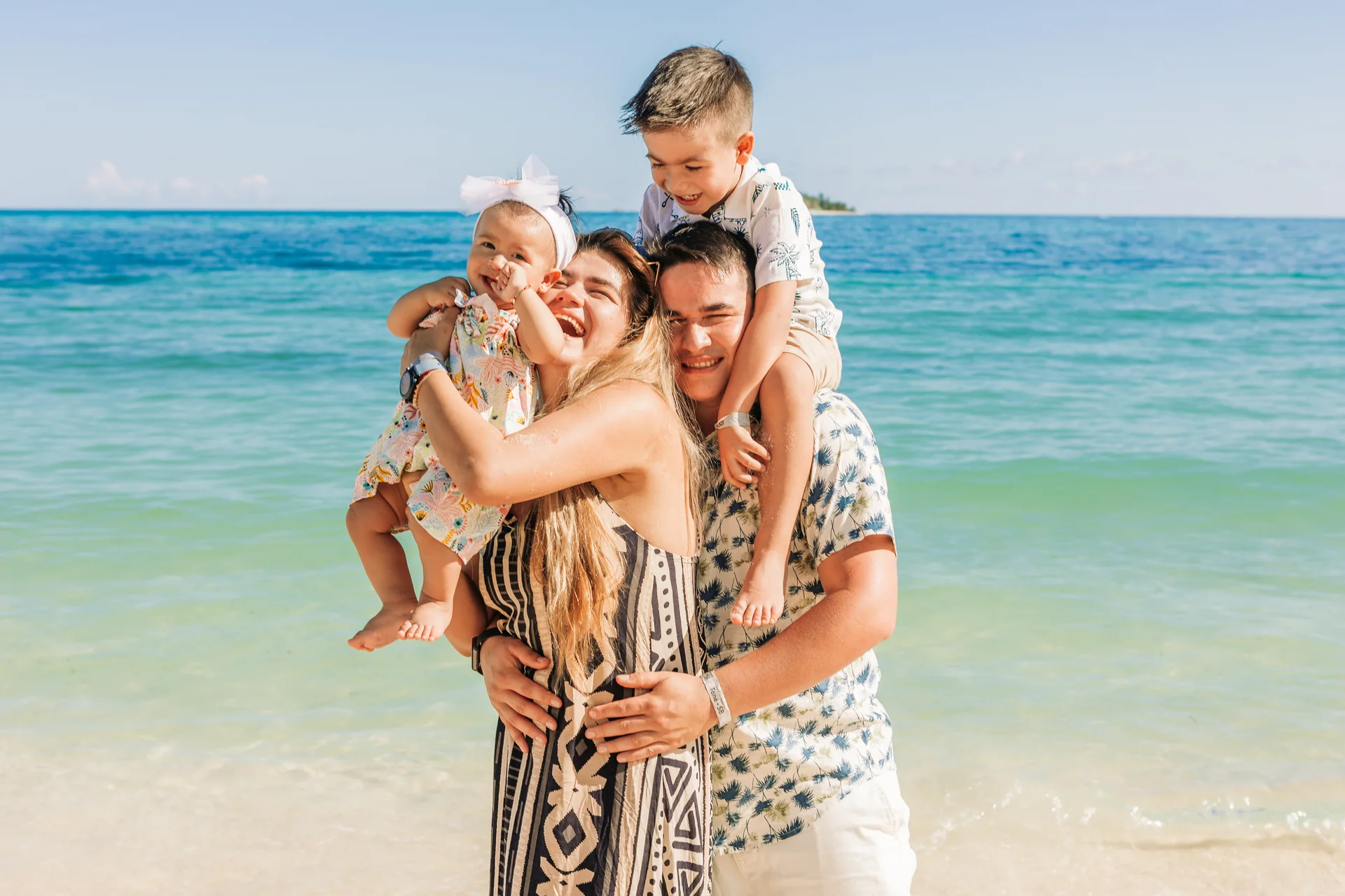 Imderf Ríos con su familia en la playa